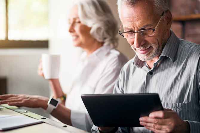 Älteres Paar liest Dokumente zur Rürup-Rente