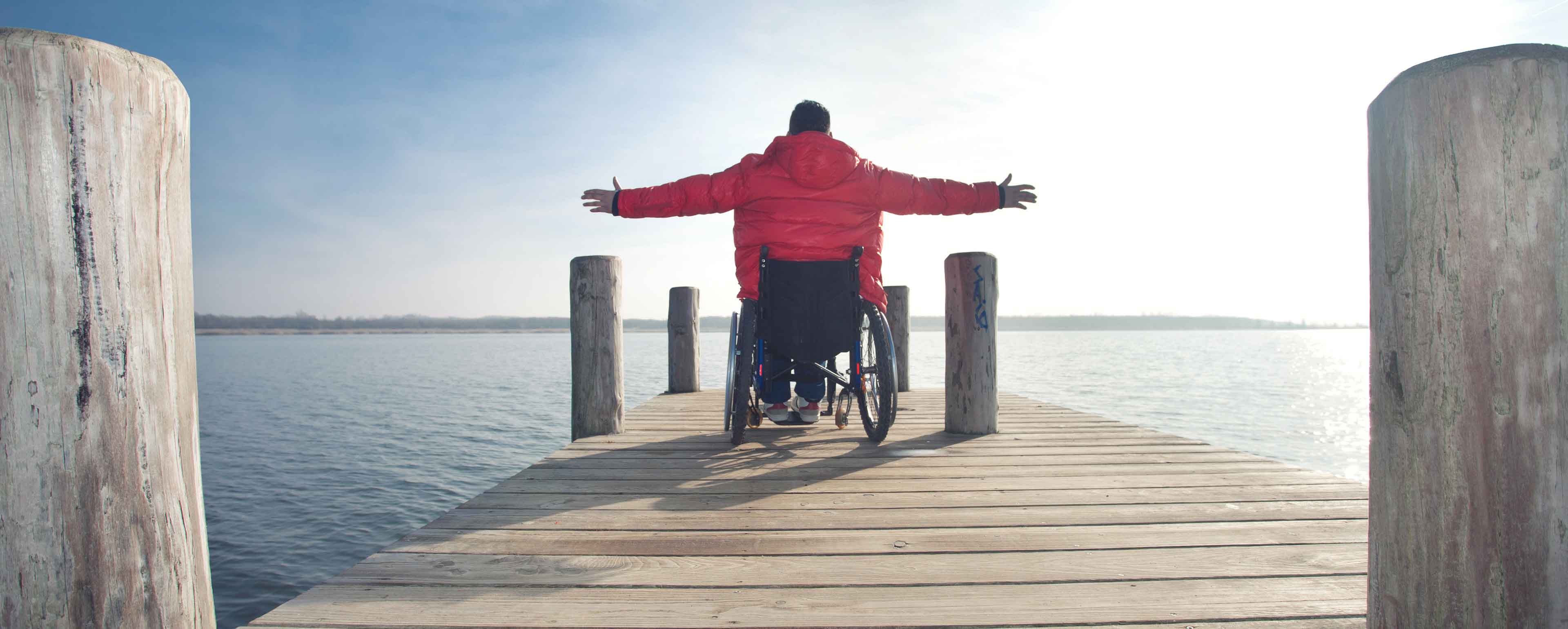Mann im Rollstuhl am Meer