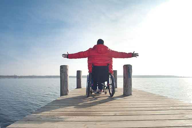 Mann im Rollstuhl am Meer